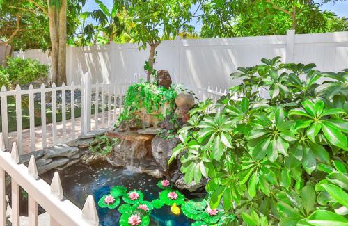 Pinellas Park House | Pool Table, Minigolf, Games at Pondside FunHouse