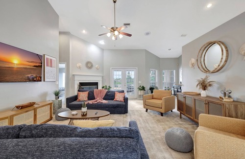 Boyette Springs House | Pool | Waterfront Lake | 12 PPL | Gorgeous