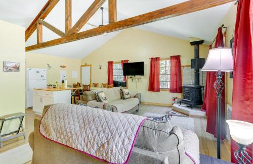 Lackawaxen House | Pools and Ski Access Lackawaxen Cottage with Deck!