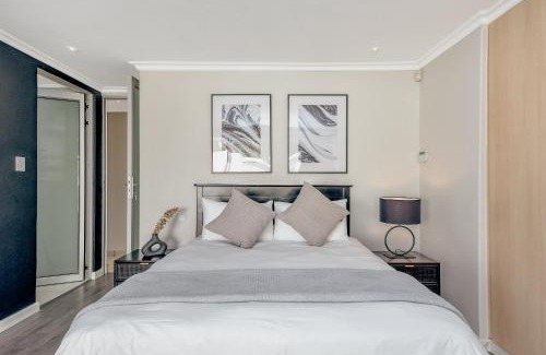 Northcliff Apartment | Poolside Condo