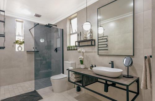 Northcliff Apartment | Poolside Condo