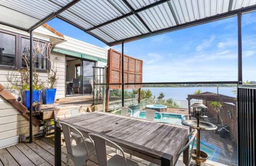 Tauranga House | Poolside Lookout - Tauranga Holiday Home