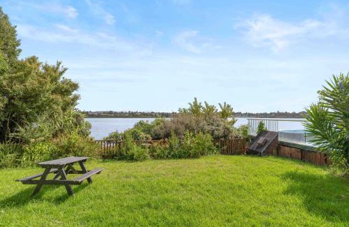 Tauranga House | Poolside Lookout - Tauranga Holiday Home