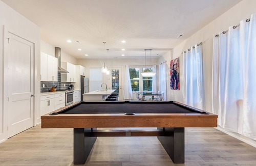 Sugar Creek House | *PoolTable * 15 Mins to Uptown & DT * King Bed!