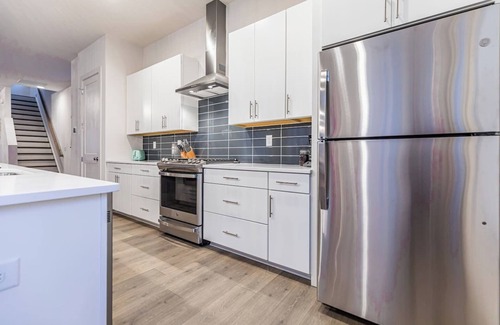 Sugar Creek House | *PoolTable * 15 Mins to Uptown & DT * King Bed!