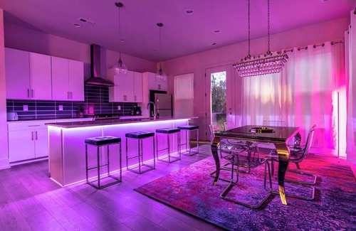 Sugar Creek House | *PoolTable * 15 Mins to Uptown & DT * King Bed!