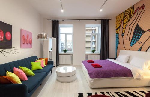Lviv City Center Apartment | POP ART flat near Opera-Self Check-in & NETFLIX