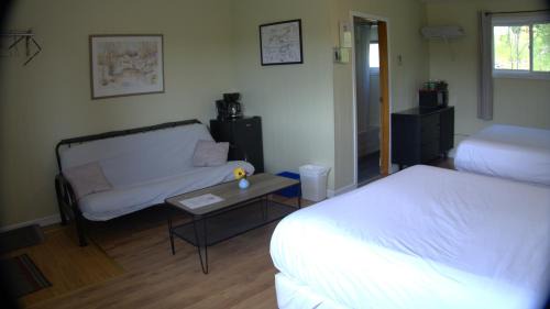 Port Loring Hotel | Port loring Northland Motel