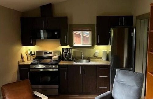 Port Renfrew Cabin | Port Place Cabin and Bunkhouse on an overlooking Bluff