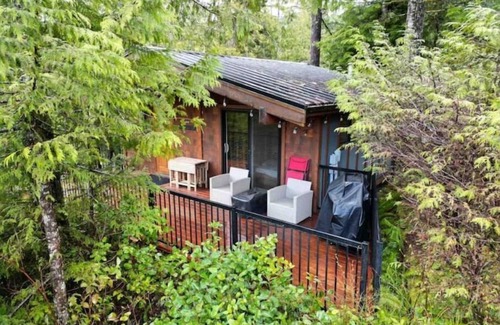 Port Renfrew Cabin | Port Place Cabin and Bunkhouse on an overlooking Bluff