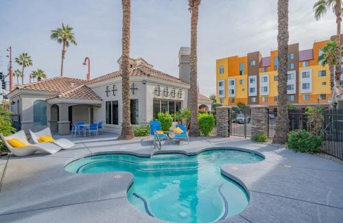Encanto Apartment | Posh 2BD - Midtown - Gym, Pool, W-D, Parking - Sleeps 8