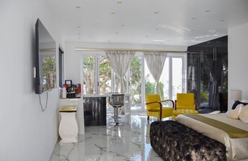 Humewood Apartment | Posh Spot Gold Unit beautiful Beach View Apartment Sleeps 2