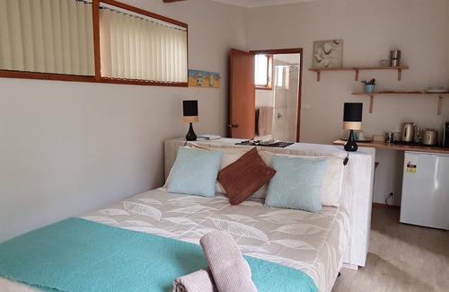 Erowal Bay Bed & Breakfast | Possum's Retreat Garden BnB