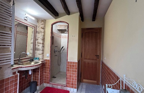 Feucherolles Bed & Breakfast | Pour les J O 16 jours. 375 € /jours Maison village CHAMBRE. 1 chien accepté