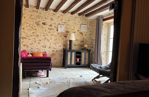 Feucherolles Bed & Breakfast | Pour les J O 16 jours. 375 € /jours Maison village CHAMBRE. 1 chien accepté