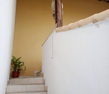 Rio das Ostras House | Pousada Tia Rosi com suites independente 100 mts da praia c ar, energia solar e atendimento vip