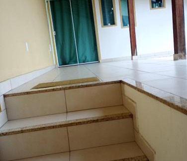 Rio das Ostras House | Pousada Tia Rosi com suites independente 100 mts da praia c ar, energia solar e atendimento vip