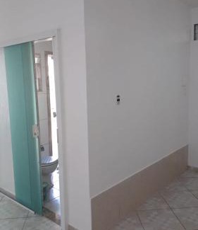 Rio das Ostras House | Pousada Tia Rosi com suites independente 100 mts da praia c ar, energia solar e atendimento vip