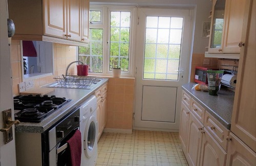 East Dunstable House | Poynters House - Huku Kwetu Luton & Dunstable - Spacious 2 Bedroom House-Private garden and parking - Free wifi-11km from London Luton Airport-close to Woburn Abbey