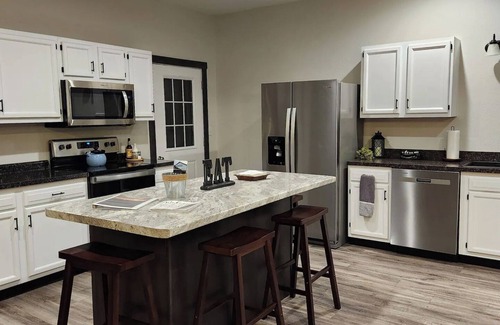 Sullivan Cottage | Prairieview Cottage Retreat - Hot Tub Sunsets - Sleeps 8