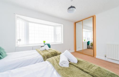 Heswall House | Premium 4-Bed House by Papermill, Deeside - Sleeps 6-7,Parking