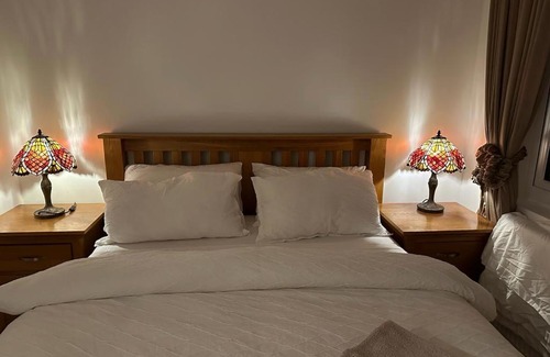 Cranbrook Apartment | Premium flat! Enjoy luxurious white Egyptian bedding near Gants Hill Station, Ilford, London