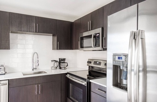 Rush and Division Apartment | Premium Gold Coast 2BR w/Gym & Lounge, 1 block to L, by Blueground