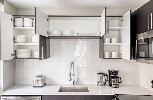 Rush and Division Apartment | Premium Gold Coast 2BR w/Gym & Lounge, 1 block to L, by Blueground