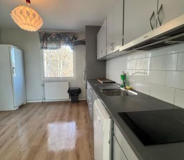 Harestad Villa | Premium Workers Home 10 bedrooms Near Volvo