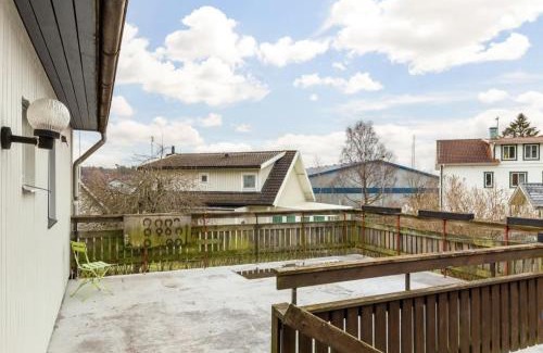 Harestad Villa | Premium Workers Home 10 bedrooms Near Volvo