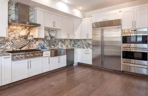 La Brea House | Prestigious 5BR Mansion w/Pool, Theatre & Jacuzzi