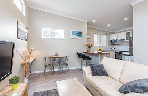Kallaroo House | Prestigious Northshore Guest House - Comfortable Living Close To Mullaloo Beach