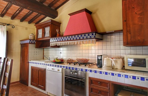 Radda in Chianti Apartment | Pretty farmhouse with terrace