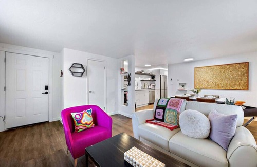 Englewood Apartment | Pretty in Pink 1/1, 15 min to DT