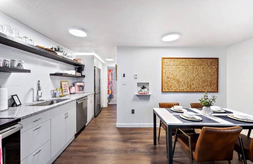Englewood Apartment | Pretty in Pink 1/1, 15 min to DT