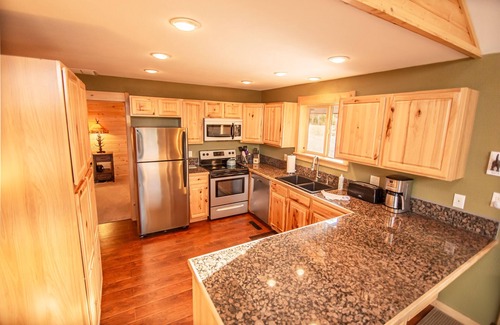 Warm Springs Cabin | Pricing Specials! Cozy Home w/Spacious Deck, Fishing Pond, Hiking - Misty Mountain Hideaway
