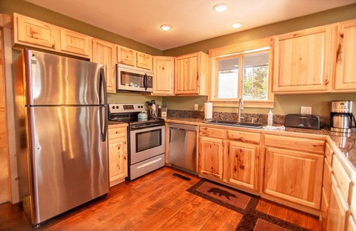 Warm Springs Cabin | Pricing Specials! Cozy Home w/Spacious Deck, Fishing Pond, Hiking - Misty Mountain Hideaway