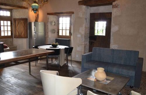 Beaulieu-sur-Sonnette House | Prieuré du XVème restauré, jardin clos de 2000 m², piscine, cheminée, WiFi fibre, proche église - FR-1-653-219