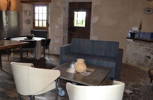 Beaulieu-sur-Sonnette House | Prieuré du XVème restauré, jardin clos de 2000 m², piscine, cheminée, WiFi fibre, proche église - FR-1-653-219