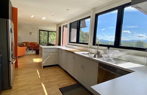 Brome-Missisquoi Regional County Municipality House | Primavesi Estate · Alpine Oasis: Scenic Trails & Unrivaled Views