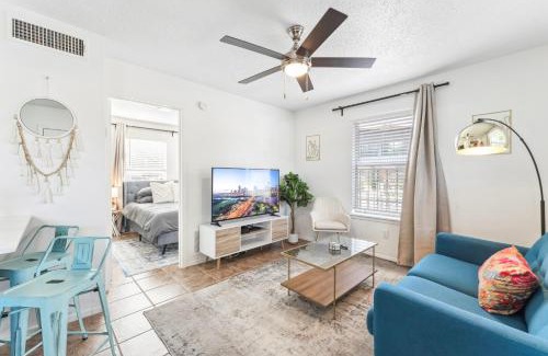 Holly Apartment | Prime East Downtown 1BR Cozy Suites Next to Bars and Restaurants