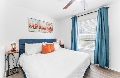 Holly Apartment | Prime East Downtown 1BR Cozy Suites Next to Bars and Restaurants