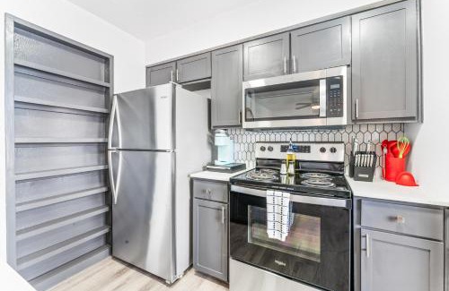 Holly Apartment | Prime East Downtown 1BR Cozy Suites Next to Bars and Restaurants