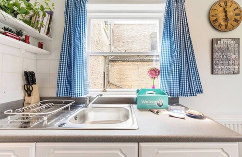 Bow West Apartment | Prime Location | 3 Bed | WiFi | East London