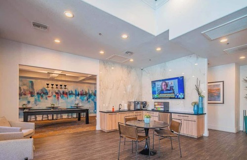 Glendale Apartment | Prime Location | Balcony, Pool, Gym, Parking, W/D