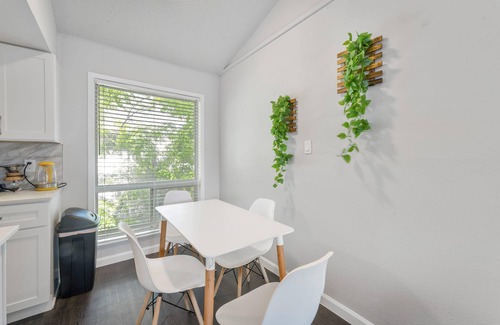 Zilker Apartment | Prime Soco Comfy 2BR King Suite w Pool Parking