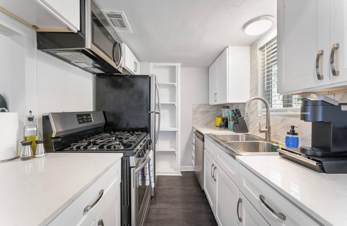 Zilker Apartment | Prime Soco Comfy 2BR King Suite w Pool Parking