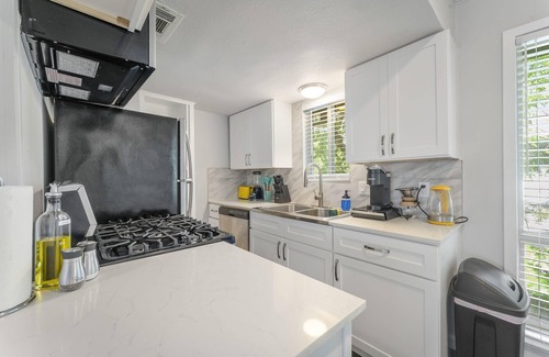 Zilker Apartment | Prime Soco Comfy 2BR King Suite w Pool Parking
