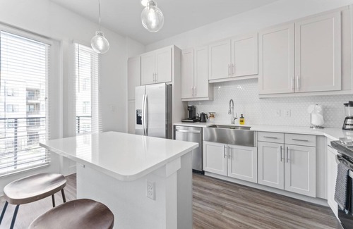 Highland Apartment | Prime West Downtown Studio w Washer Dryer