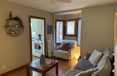 Hamilton Apartment | Prime Westdale location with Free Coffee & Breakfast -with3 bedrooms in Hamilton